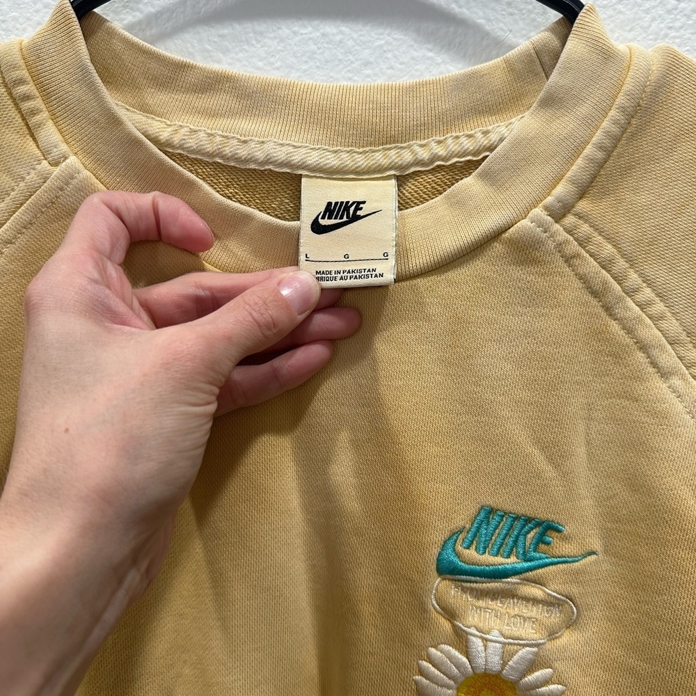 Nike French Terry sweatshirt yellow/gold acid wash daisy logo crewneck - Picture 2 of 5
